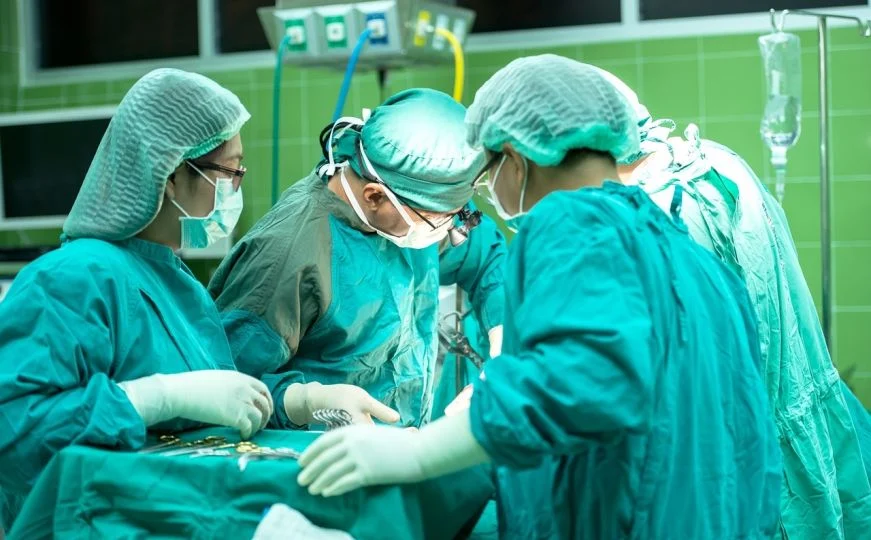 Skandal i paprecedentë në Europë: 33 grave iu hoq mitra me kirurgji