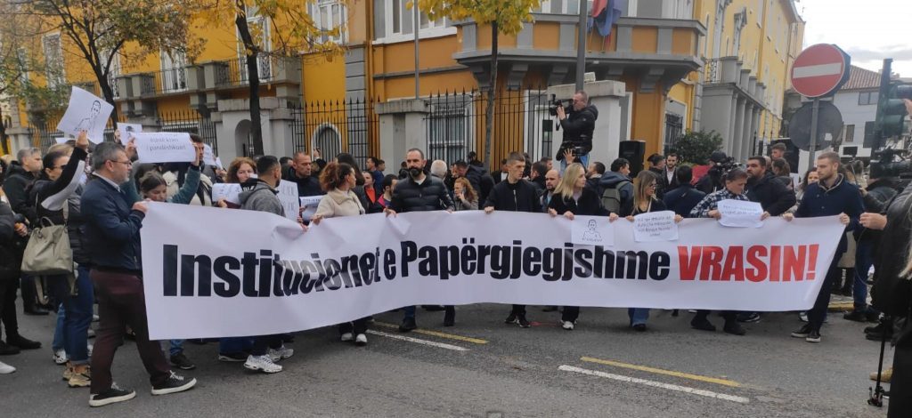 Fajin e ka qeveria: protestë për 14-vjeçarin e vrarë të “Fan Noli”-t