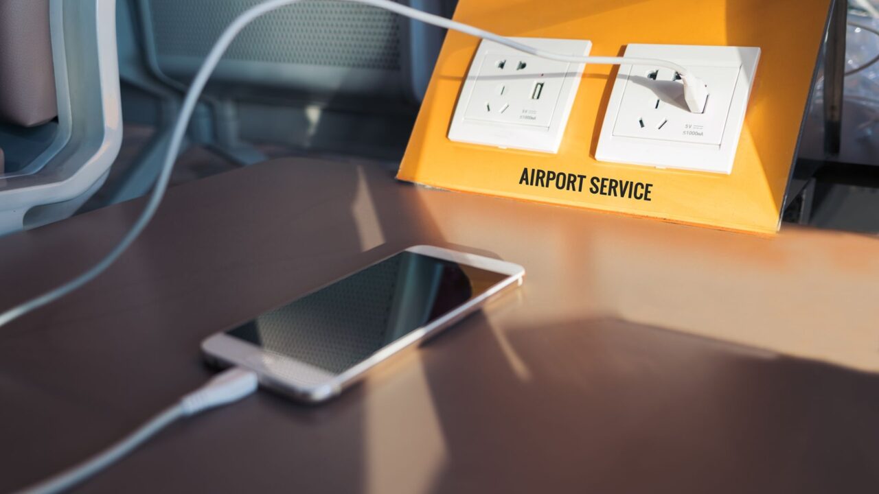 Eksperti i sigurisë bën paralajmërimin se pse nuk duhet të karikoni KURRË telefonin në aeroport!
