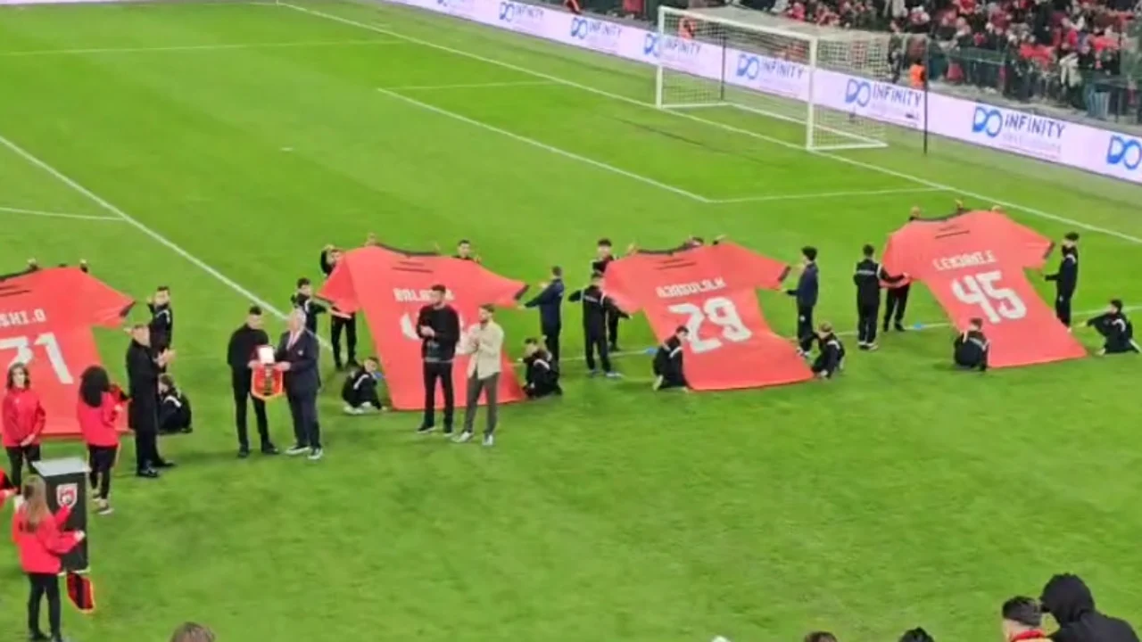 Emocione pa fund në “Arenën Kombëtare”, momenti kur katër yjet kuqezi nderohen pas tërheqjes nga Kombëtarja 10 32231213123 sd