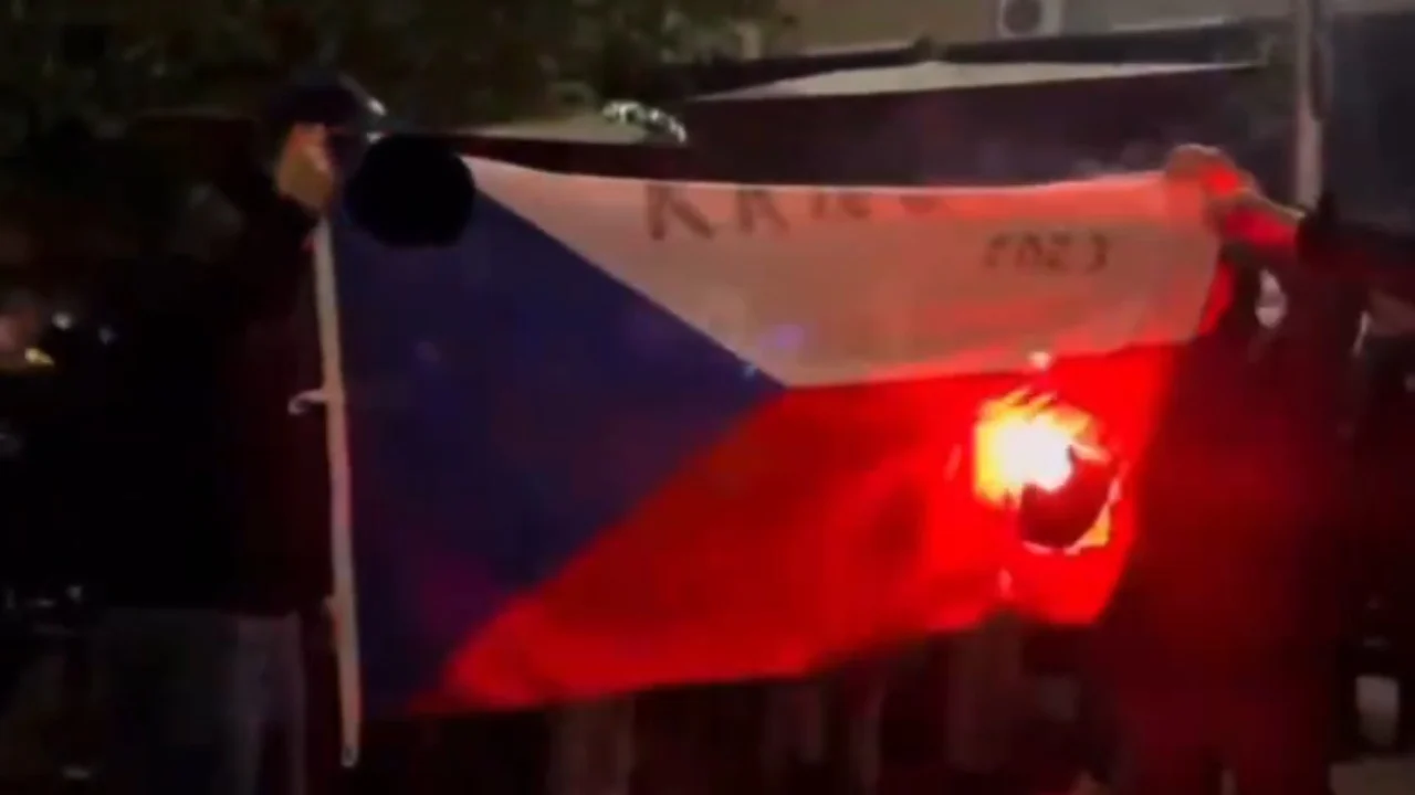 VIDEO/ Plisat “hakmerren” ndaj çekëve, i vënë flakën flamurit të rivalëve në rrugët e Tiranës 13 4654654456456 sd