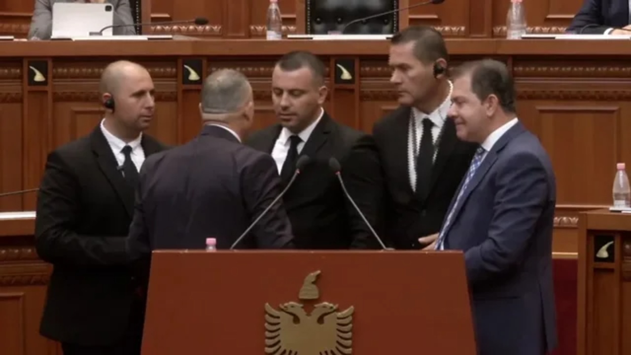 Tensione në Kuvend, Dogjani përplaset me punonjësit e Gardës / “Po provokoni një sallë të tërë, për çfarë e bëni…” 6 640 0 1732042786xdogjani sd 203 sd