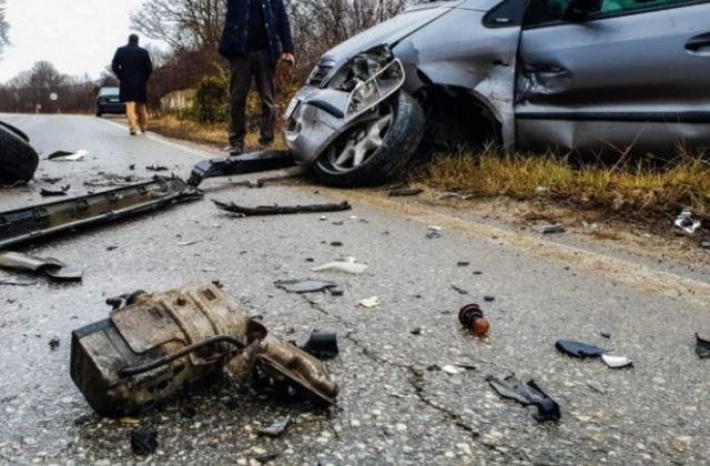 Aksident në Lushnje, makina del nga rruga dhe përplas dy mjete të parkuara 2 640 0 aksident3 628