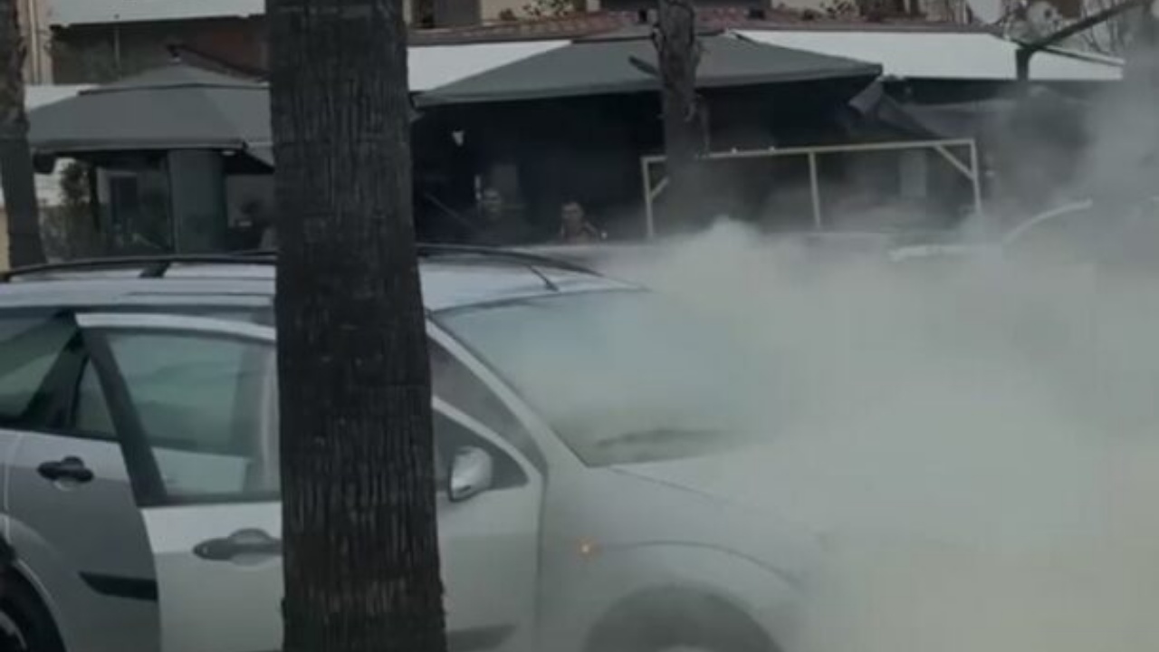 E RËNDË/ Makina shpërthen në flakë teksa ishte në lëvizje në qendër të Kavajës, shoferi… 8 Capture 318