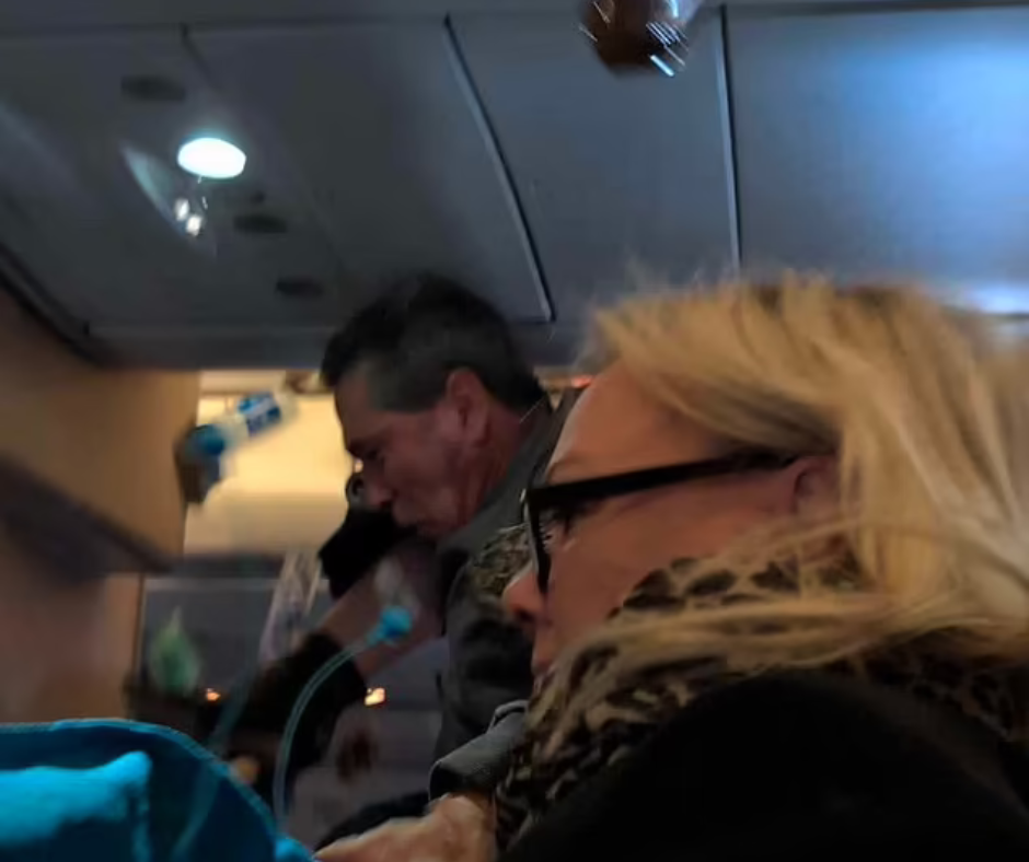 "Mendova se do vdisnim"/ I riu tregon eksperiencën e FRIKSHME në avion: Një grua u përplas në tavan... (VIDEO) 12 Fillo 6