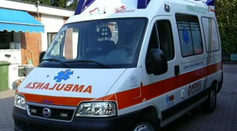 EMRI/Aksident në aksin Berat-Dimal: Makina përplaset me shtyllën e tensionit të lartë 18 ambulance 768x424 1