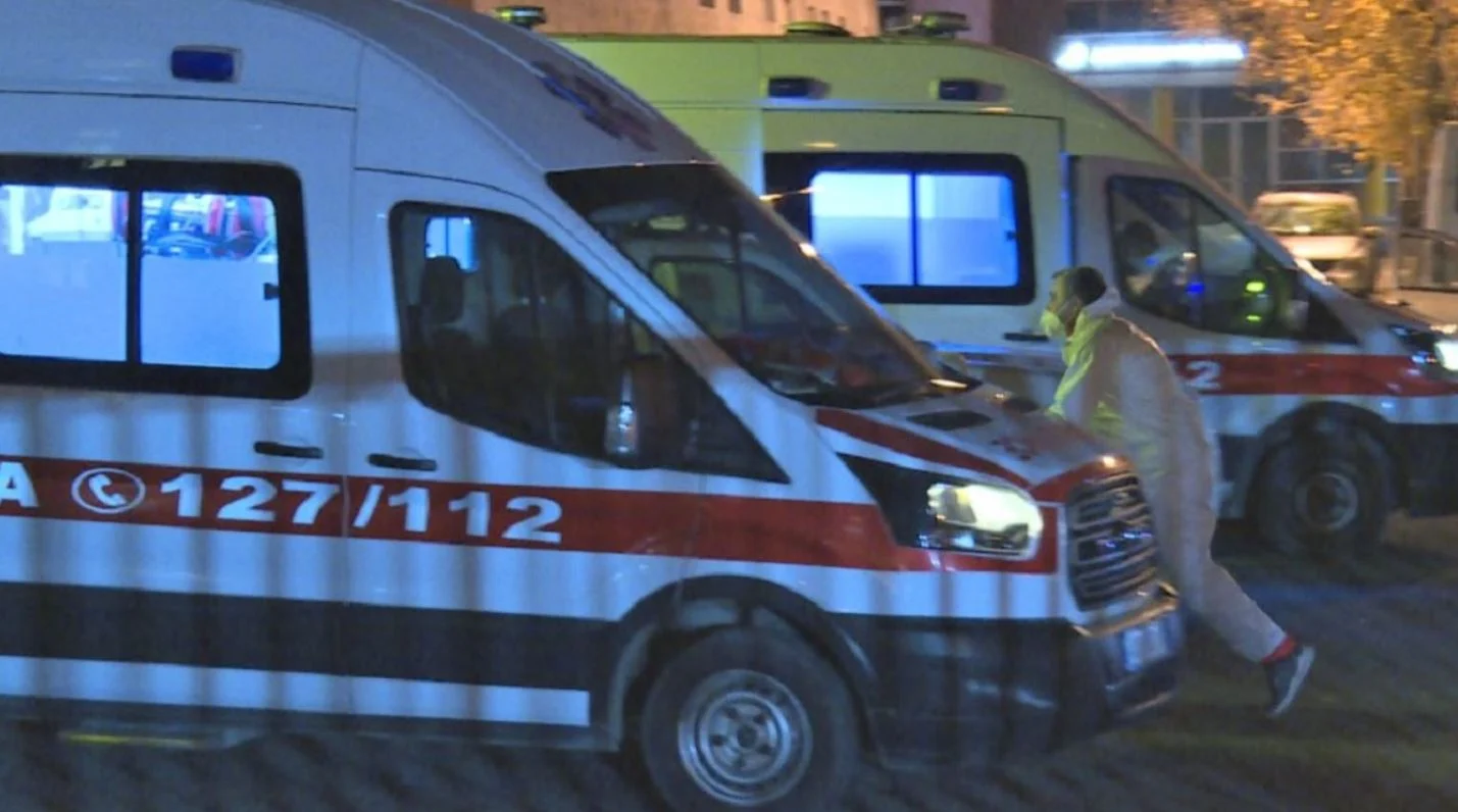 I mituri me monopatinë përplaset me makinën dhe përfudon në spital. Referohen në Prokurori dhe dy vepra penale për… 21 ambulance naten