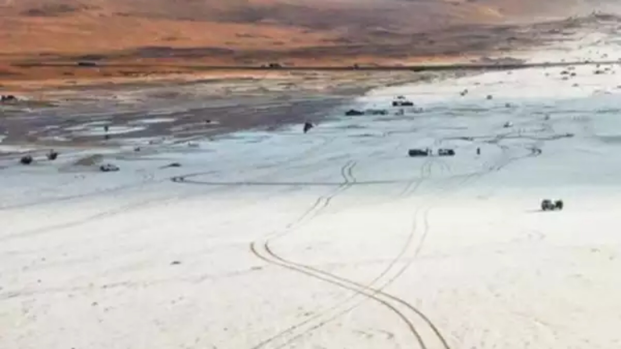 VIDEO /Borë në shkretëtirë? Fenomeni i rrallë në Arabinë Saudite, një konfirmimin i ndryshimeve klimatike apo?