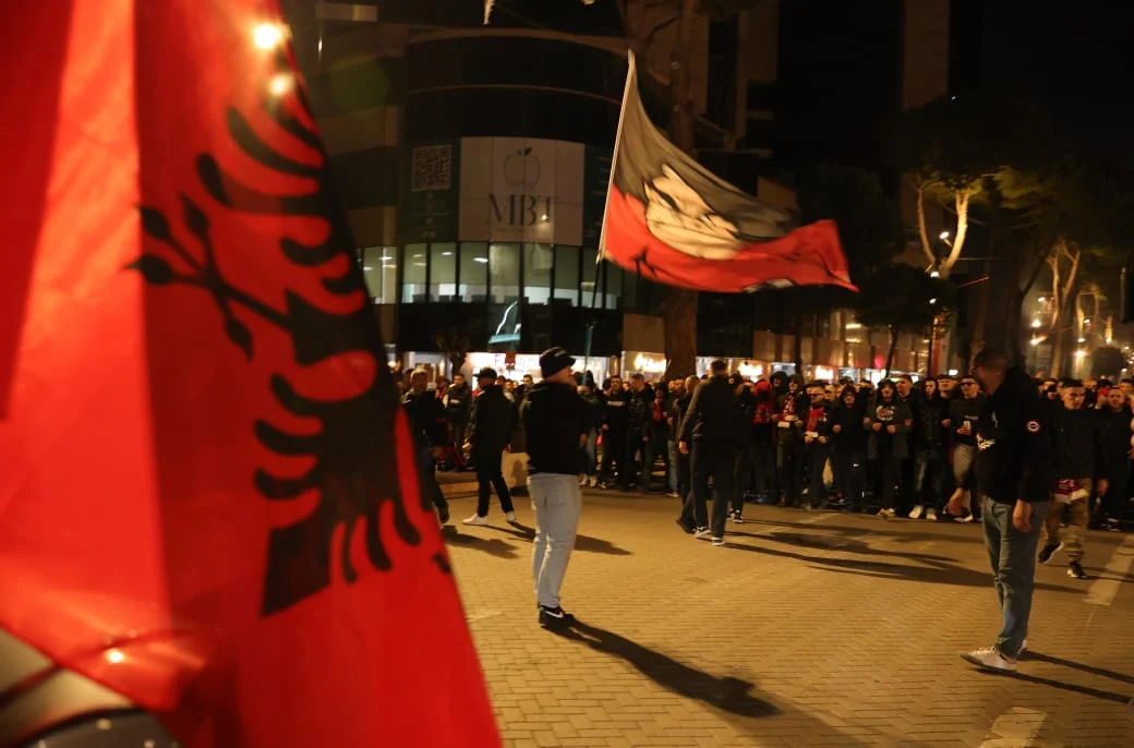 Atmosferë e nxehtë përpara sfidës me Çekinë, Tifozët Kuqezi “i vënë FLAKËN” bulevardit (VIDEOT)