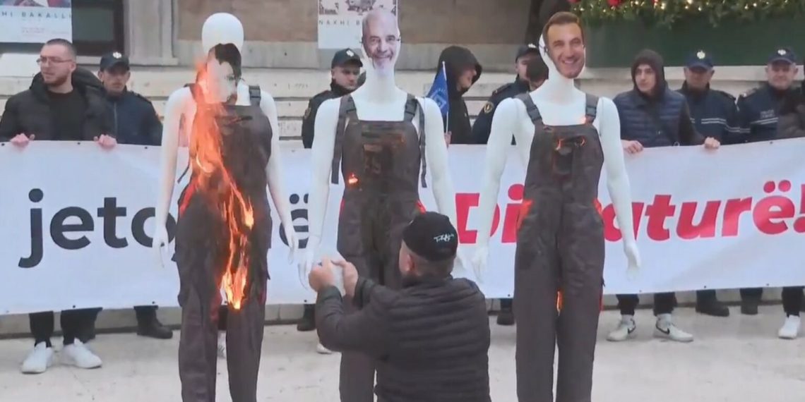 Të rinjtë djegin manekinët e Ramës, Manastriliut dhe Veliajt para Kryeministrisë 22 IMG 1855 1140x570 1