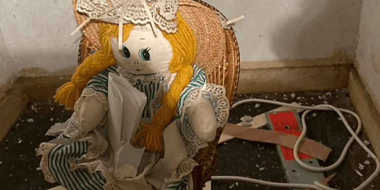 Bleu shtëpi të re, pronari tronditet nga mesazhi që gjen brenda kukullës në mur