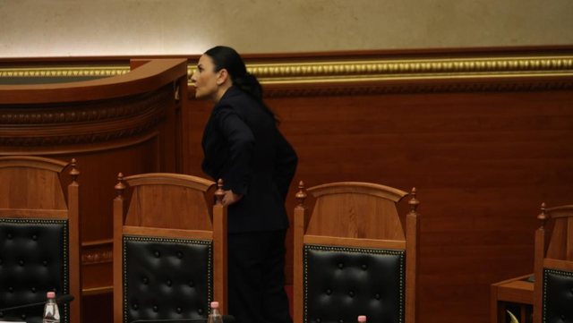 Përplasja/ Spiropali tha që zv. Kryeministrja ndodhet jashtë shtetit, Balluku e nxjerr blof duke u shfaqur në parlament 43 IMG 2304