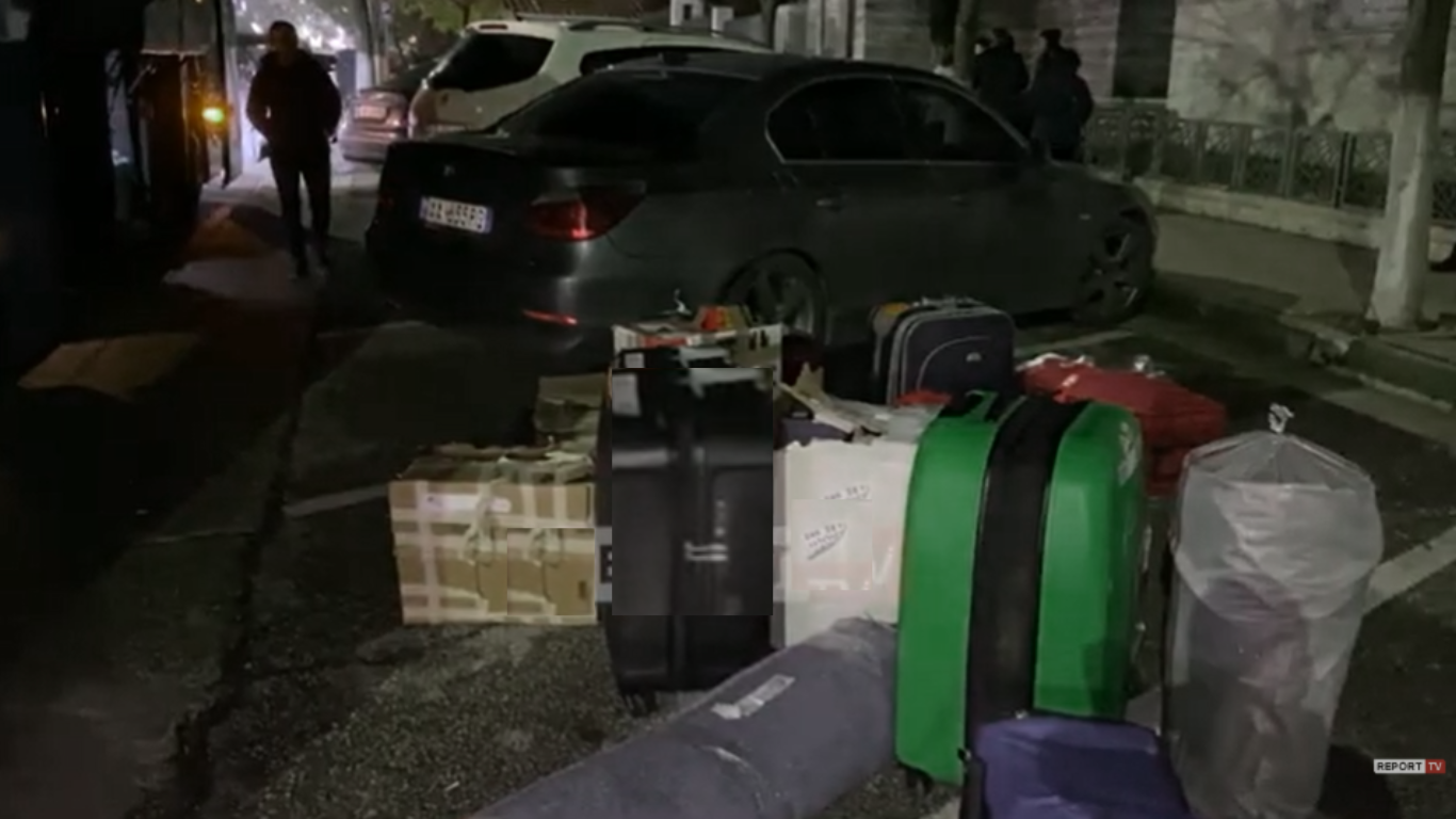 Gjirokastër/ Policia mban të bllokuar prej pesë orësh 2 autobusë me pasagjerë shqiptarë në Komisariat! Shkak bidonët e vajit dhe stekat e cigareve, i sillnin nga Greqia 6 Progetto senza titolo 1 17