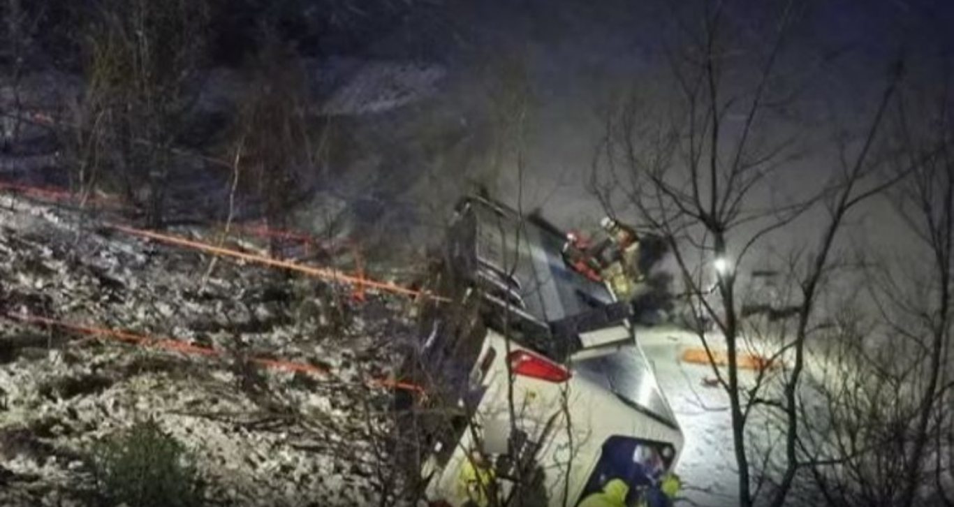 Autobusi me 60 pasagjerë del nga rruga dhe përfundon në liqen! 3 të vdekur 4 Progetto senza titolo 1 96