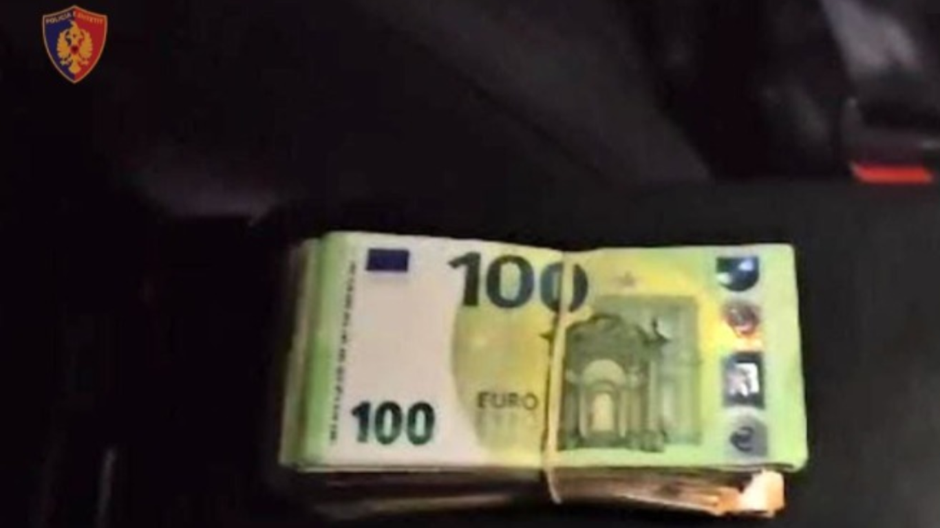 Fier/ Ktheu lokalin në ‘dyqan droge’, arrestohet banakierja që e shiste, në kërkim pronari! Nën hetim edhe kushëriri, u kap me 13 mijë euro cash 15 Progetto senza titolo 2 10