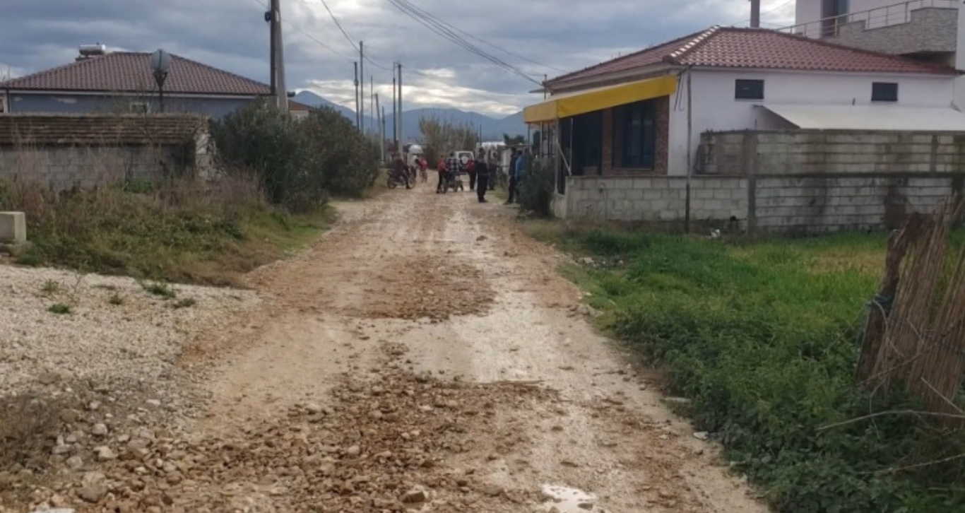 'S'na është ndarë balta nga këmbët prej vitesh', 80 familje në Banaj të Dimalit pa rrugë! 'Paguajmë taksa vendore, s'kemi as kosha për mbeturinat' 15 Progetto senza titolo 2 11