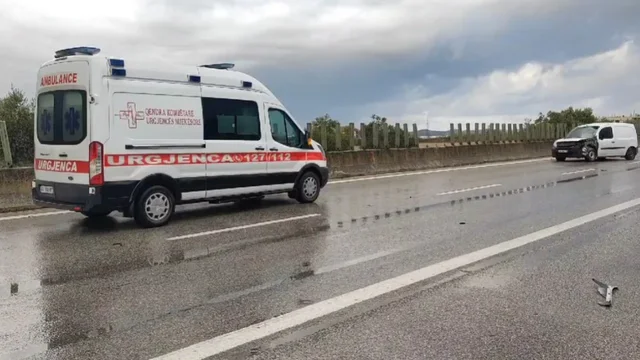 Dimal:, përplasen dy automjete, vdes në spital pasagjeri 78-vjeçar, në pranga shoferi 14 aksident