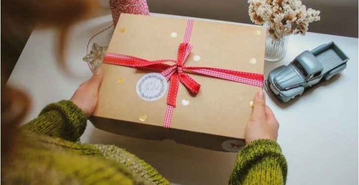 Dëshironi t’i jepni dikujt tjetër dhuratën që ju kanë dhënë? Ja 3 rregullat që duhet të ndiqni