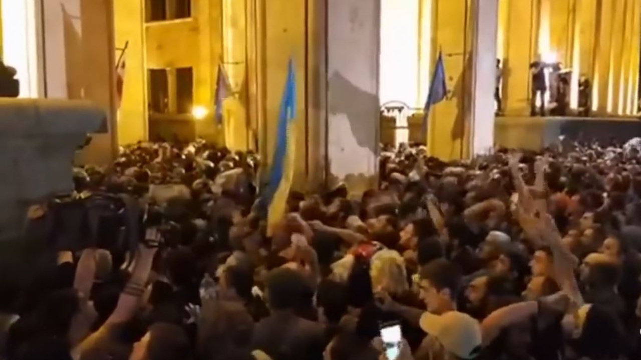 Të shtëna me armë brenda Parlamentit! Raportohet për VIKTIMA dhe të plagosur 41 gjeorgji sd