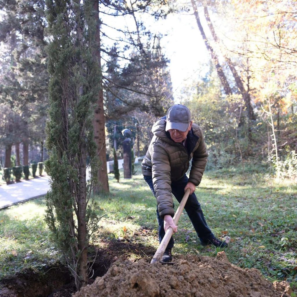 Ai që do thoshte: “Më mirë lopë në Zvicër se sa njeri në Shqipëri”.