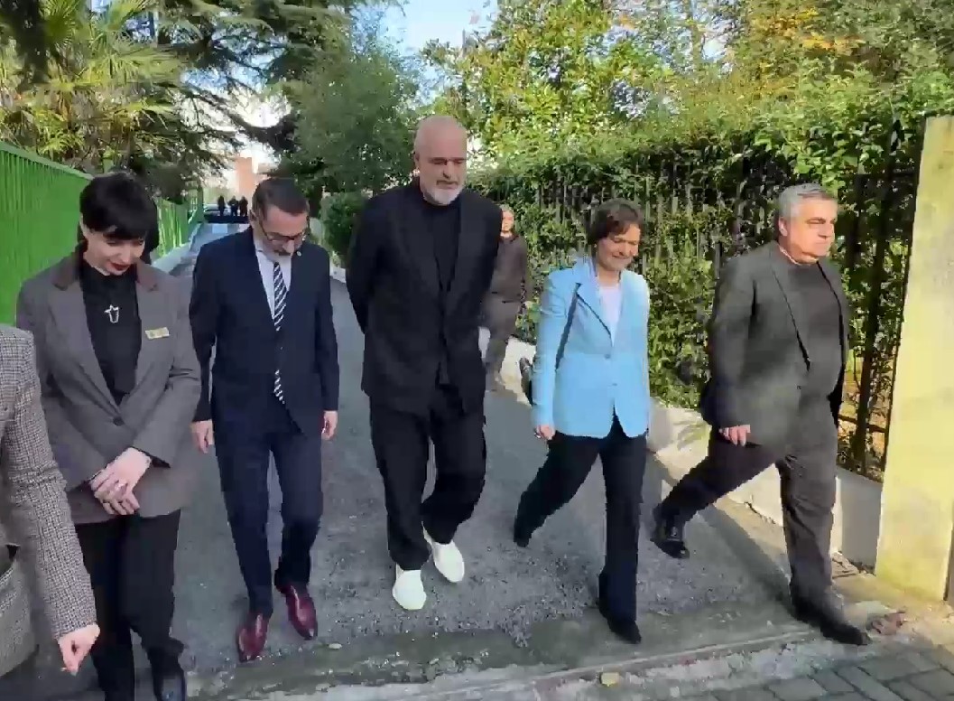 VIDEO/Rama në shkollën e Hoteleri Turizimit, mesazh studentëve: Do jeni më të kërkuarit në treg, si lojtarët e Champions League 15 rama 2