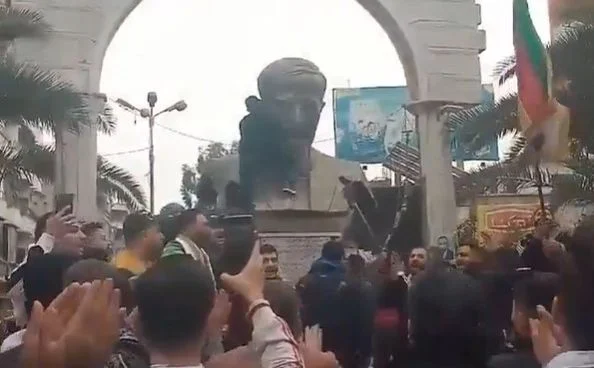 Sirianët rrëzojnë statujat e dinastisë Assad