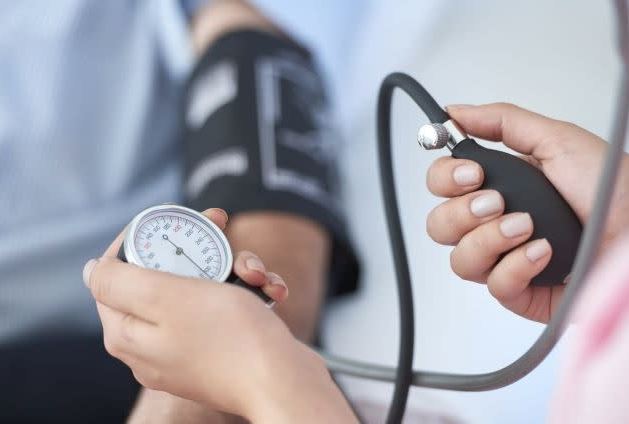 Tensioni i lartë para moshës 40-vjeçare lidhet me sëmundjet e zemrës