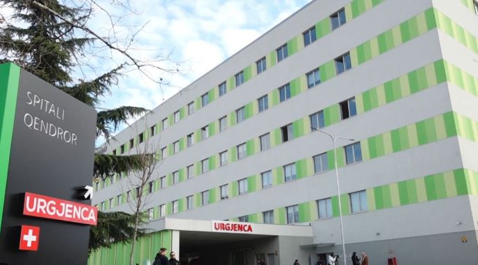 Probleme me frymëmarrjen, gjashtë punonjëse të një magazine paraqiten në spital