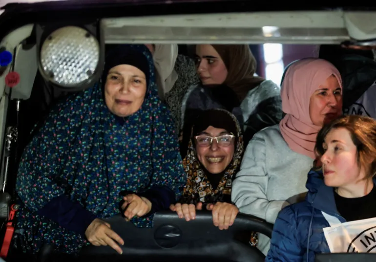 Lirimi i 90 grave dhe fëmijëve palestinezë nga burgjet izraelite: lotë dhe përqafime!