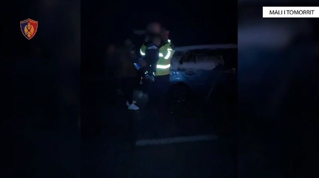 VIDEO/ Bllokohet familja nga Berati për shkak të reshjeve të dendura të dëborës, në malin eTomorit 3 640 0 aef1072fc84d640ba99374354d54ea57