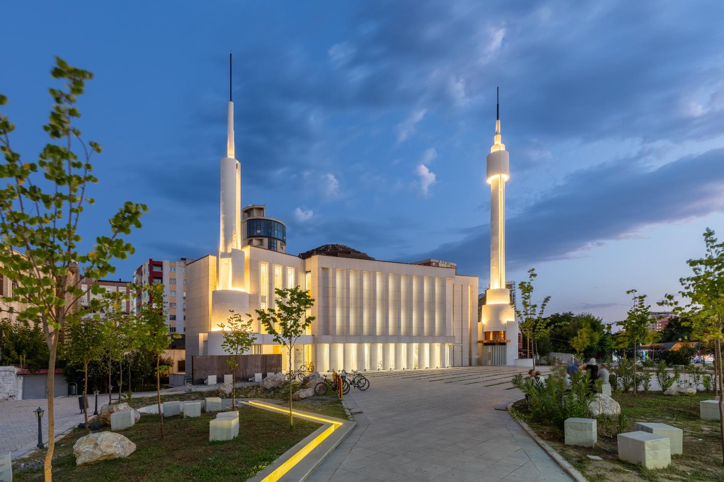 Një çmim ndërkombëtar për këtë xhami në kërthizë të Shqipërisë