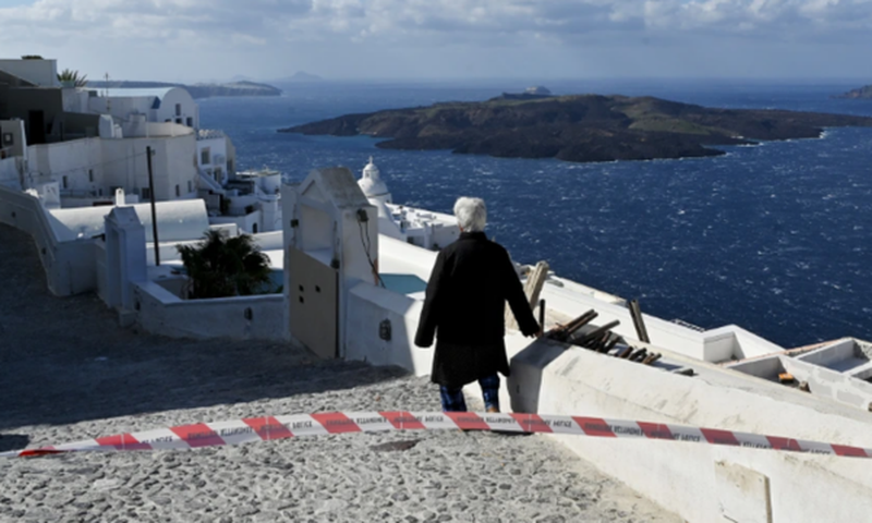 U shemb çatia teksa po punonte, vdes 19-vjeçari shqiptar në Santorini 5 800 0 1739184949xsantorini 508