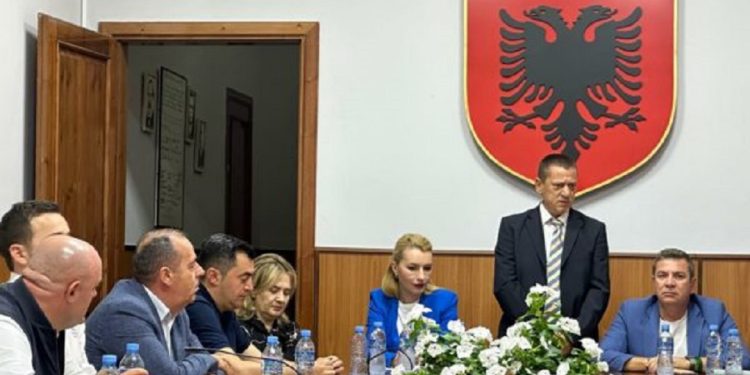 Ali Mysliu1 600x450 1 750x375 1
