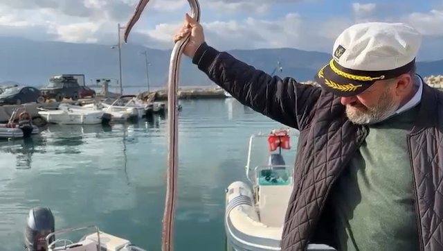 FOTO/Një gjarpër deti 2.5 metra i gjatë bie në rrjetat e peshkatarëve
