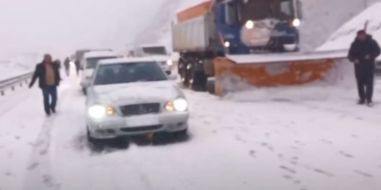 Reshje të mëdha dëbore, bllokohet aksi kombëtar! Situatë e rënduar në… 4 Screenshot 20250217 095150 Chrome 750x375 1