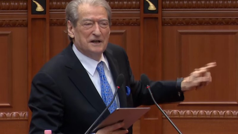 “Bundra luan edhe me Taon”- Sali Berisha lexon mesazhet në Kuvend: ‘Nuk do t’i bëj nder Ballës, letrat i ka në rregull…’