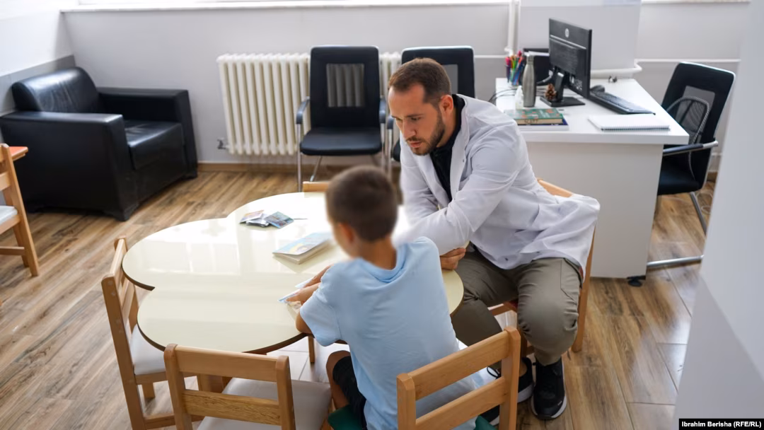 Problematikat në të folur, mjeku logoped: Falini fëmijëve dashuri dhe kushtojini kohë!