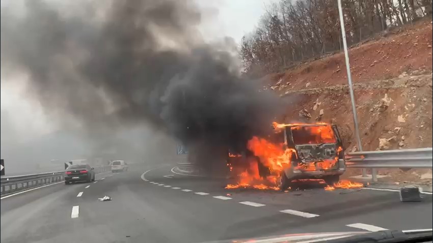 Përfshihet nga flakët furgoni në lëvizje, drejtuesi del në kohë 14 digjet makina 1