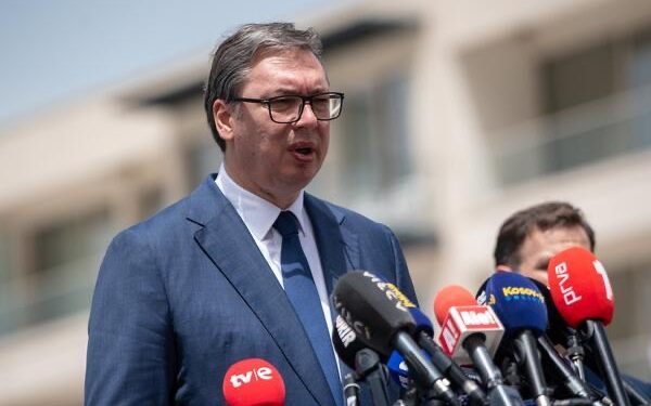 Shpëton paq presidenti serb Vuçiç! Iu ça goma e makinës në autostradë