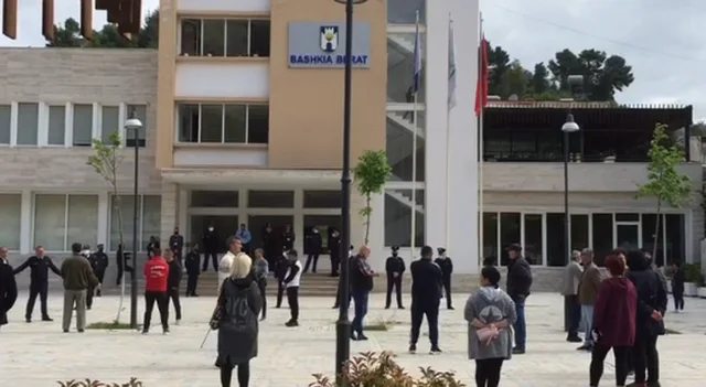 Valë shkarkimesh në Bashkinë e Beratit/ Kërkohet dorëheqja e nënkryetarëve të Bashkisë, kryetarëve të rajoneve dhe administratorëve