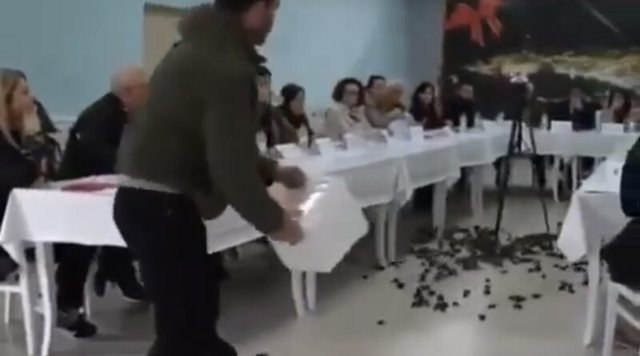 “Nuhateni ça arome ka”/ Peshkatari ndërpret mbledhjen e Këshillit Bashkiak në Sarandë, derdh kovën me midhje në mes të sallës 9 640 0 1740837975xmer 791