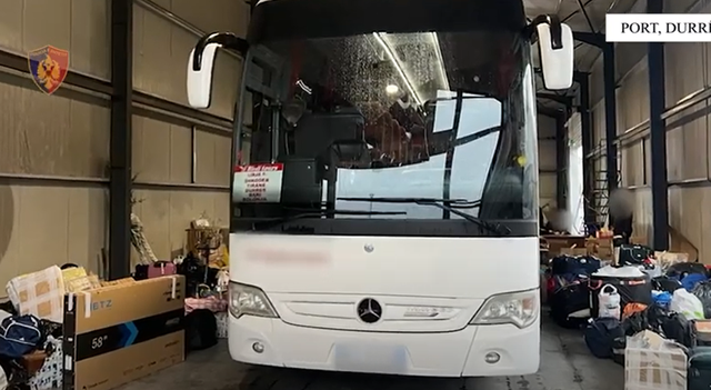 Tentuan të fusnin në Shqipëri mallra kontrabandë, arrestohen 2 shoferët e autobusit në Portin e Durrësit (EMRAT) 9 640 0 1742992327xrfgrpng 866