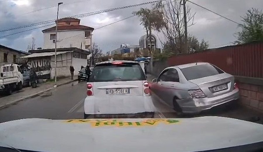 Aksident i rëndë në Tiranë, automjeti përplas 4 makina dhe motorin (Video) 7 900 0 1743095290xaksidenti 1 530
