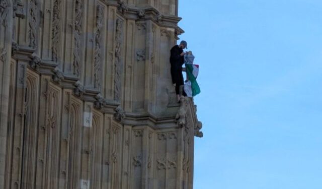 Alarmohen autoritetet britanike, një person ngjitet në kullën e “Big Ben”