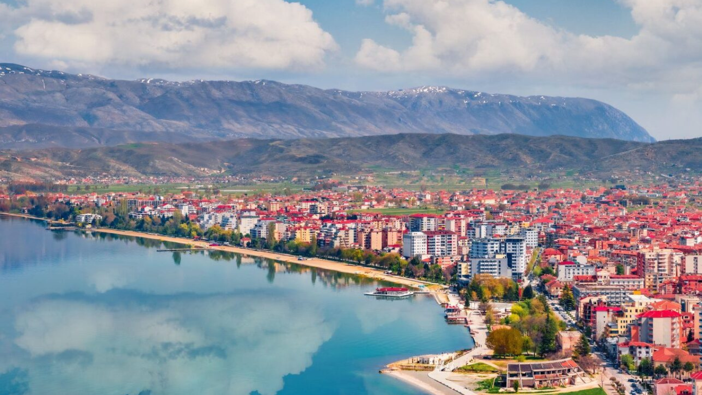 Burrat në Pogradec në hall të MADH, dënoncojnë: Gratë na dh*nojnë! Na ndihmoni 17 Cream and Brown Photographic Beauty Site Launch Website 15