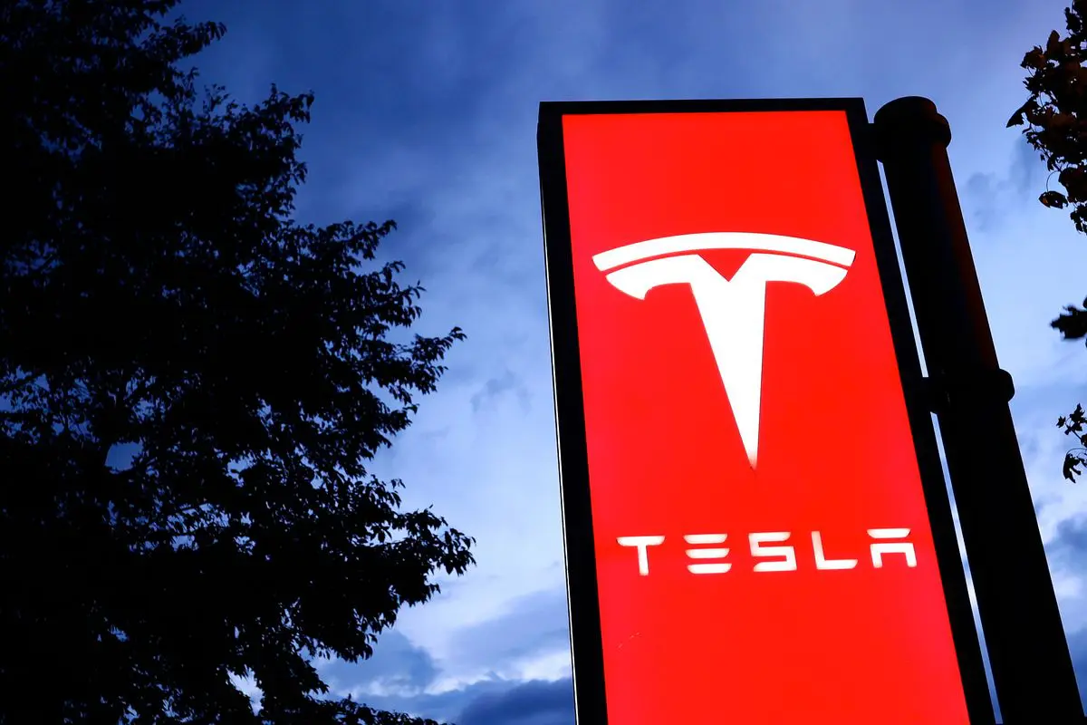 Tesla ndalon pagat e punonjësve, arsyeja është absurde: shpërthejnë protestat