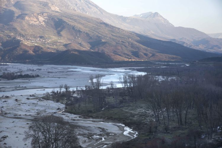 Nderhyrjet ne rrjedhen e lumit kane ndikuar ndjeshem ekosistemin e Vjoses dhe degeve te saj. Foto Nensi Bogdani 750x501 1