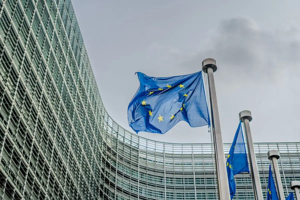 Strategjia e BE-së për t'u përgatitur për një luftë të mundshme 4 SH Commissione Europea Bruxelles Belgio europa bandiere.jpg 1