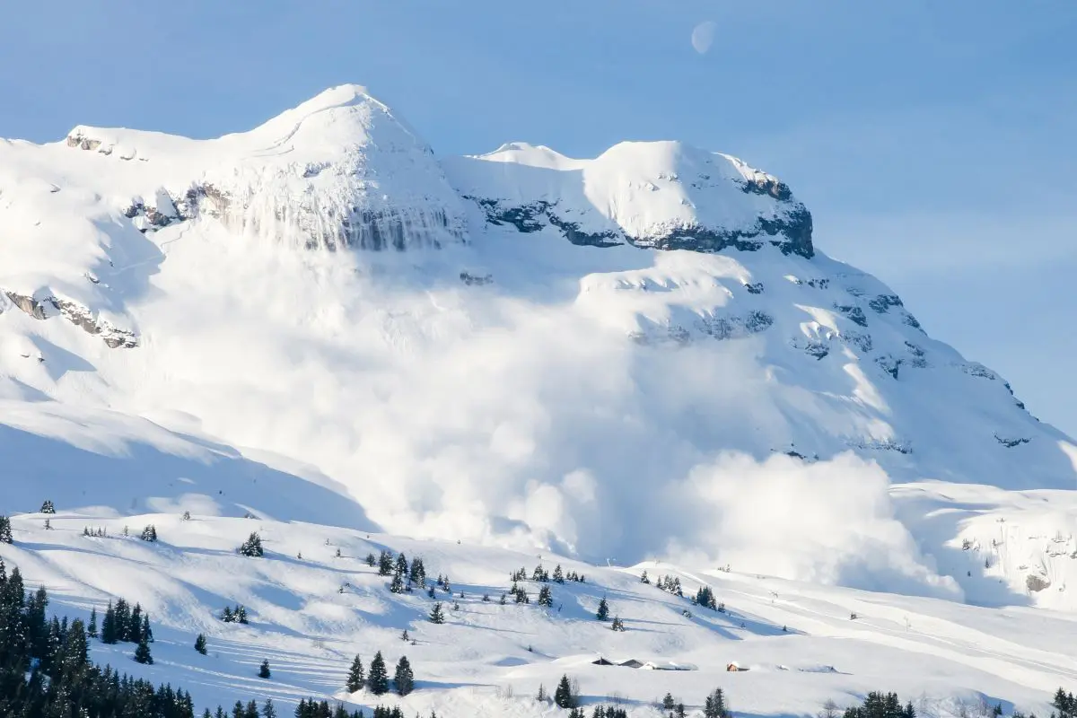 Orteku mbulon tre skiatorë alpinistë /Një i vdekur dhe dy të plagosur.