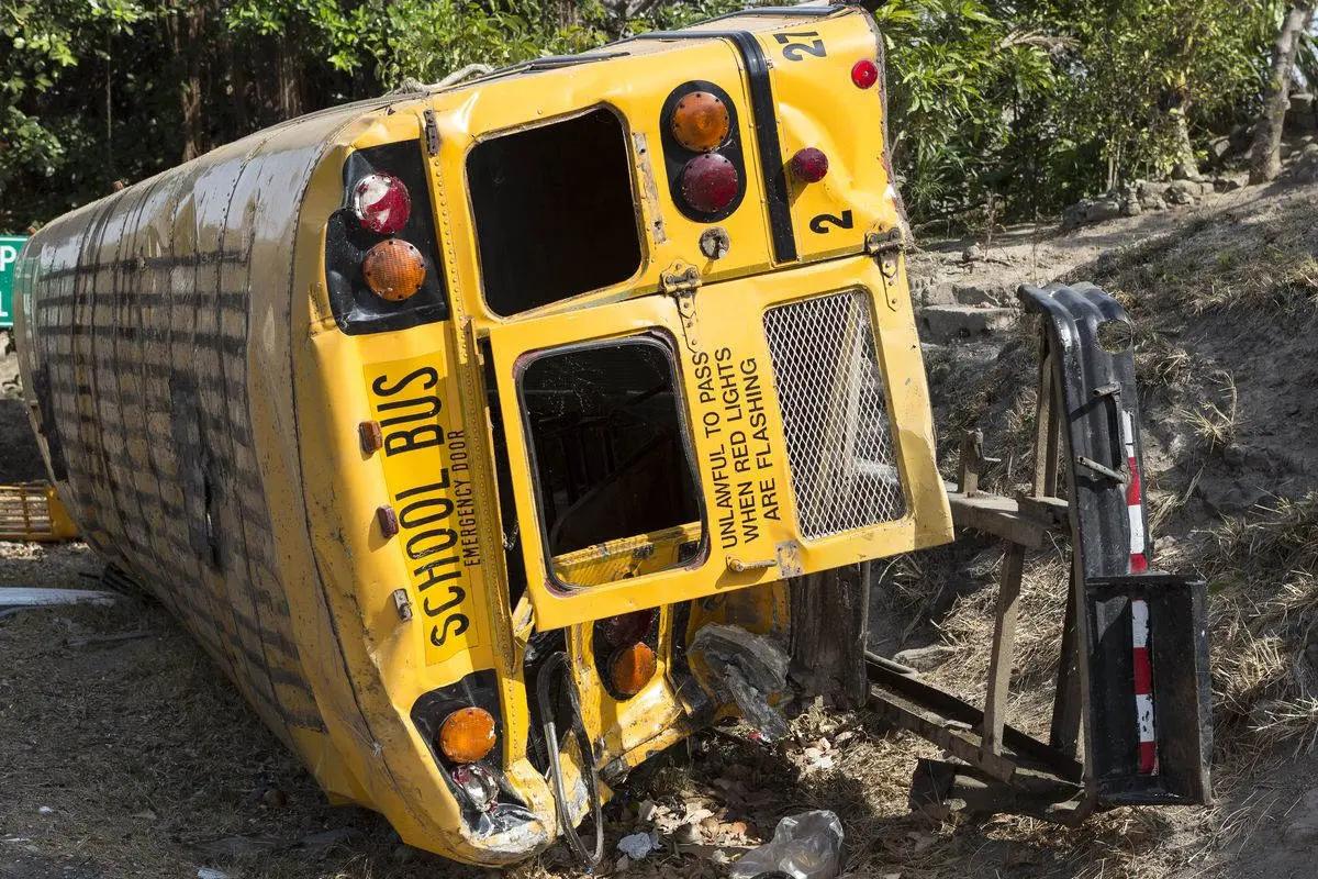 Tragjedi e dyfishtë, përmbyset një autobus: mbi 7 të vdekur ,imazhe